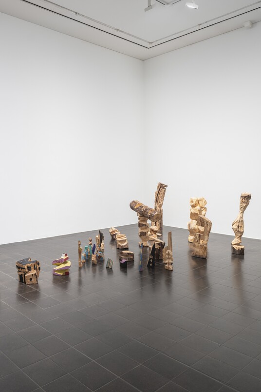 A. R. Penck (1939–2017)  35 Skulpturen, »Mit roter Axt gegen Holz! Modell für Strategie!!«, 1979 (Ausschnitt) Hamburger Kunsthalle. Schenkung von Susanne & Michael Liebelt 2025 © Hamburger Kunsthalle / bpk © VG Bild-Kunst, Bonn 2025 Foto: Fred Dott