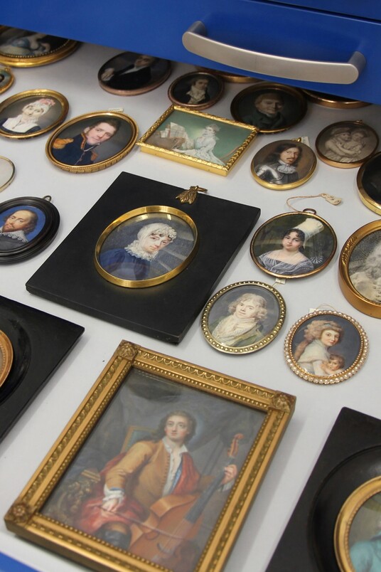 Ansicht geöffnete Schublade mit restaurierten Miniaturen © Hamburger Kunsthalle, Foto: Sabine Zorn