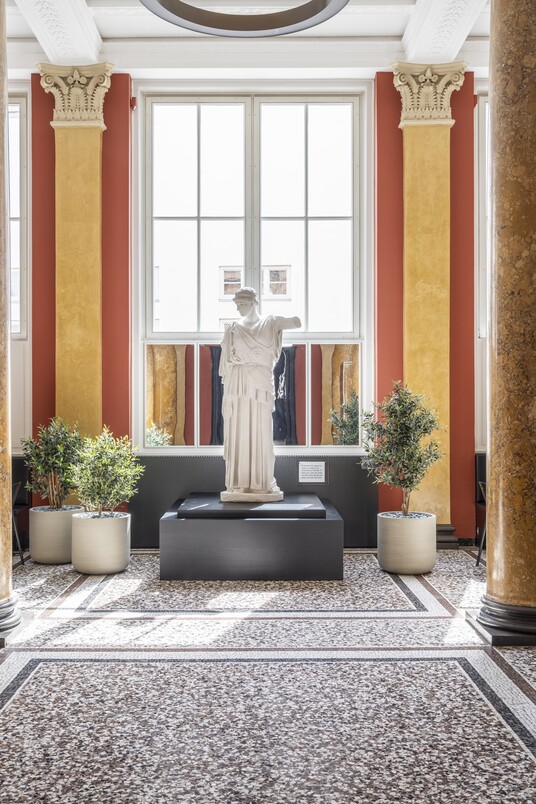 Ausstellungsansicht SKULPTURAL. Die neuen Galerien, Hamburger Kunsthalle 2026. Skulptur: Universität Hamburg;  Picasso: Hamburger Kunsthalle / ARTOTHEK © Succession Picasso / VG Bild-Kunst, Bonn 2026
