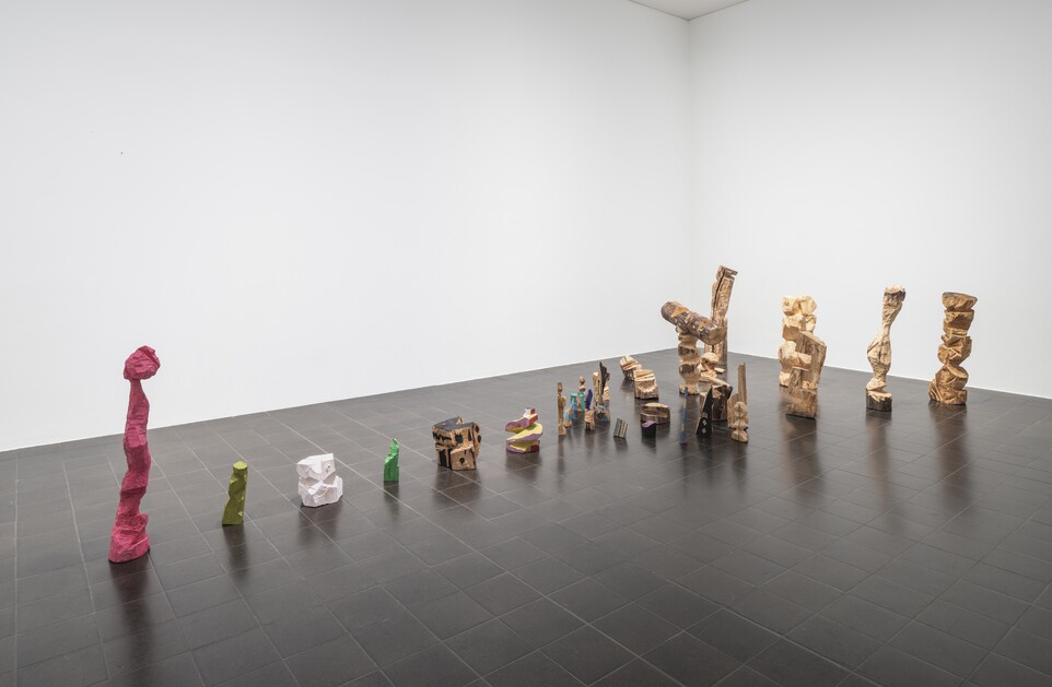 A. R. Penck (1939–2017)  35 Skulpturen, »Mit roter Axt gegen Holz! Modell für Strategie!!«, 1979 (Ausschnitt) Hamburger Kunsthalle. Schenkung von Susanne & Michael Liebelt 2025 © Hamburger Kunsthalle / bpk © VG Bild-Kunst, Bonn 2025 Foto: Fred Dott