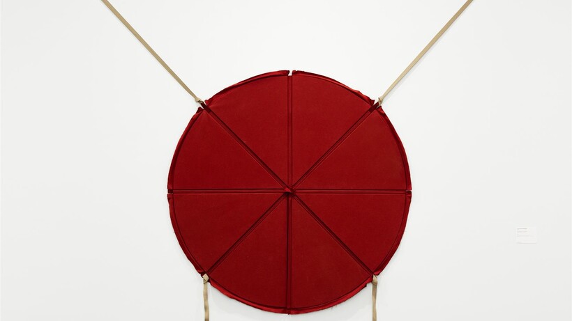 Franz Erhard Walther, Rote Scheibe Mit vier Bändern, 1963, Hamburger Kunsthalle, © Hamburger Kunsthalle / bpk  © VG Bild-Kunst, Bonn 2024 Foto: Elke Walford