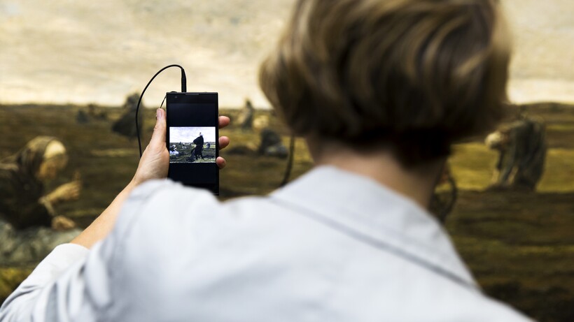 Audioguide der hamburger Kunsthalle, Hörerin vor Max Liebermanns "Die Netzflickerinnen"
