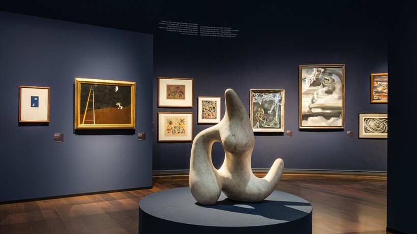 Installationsansicht der Ausstellung RENDEZVOUS DER TRÄUME. Surrealismus und deutsche Romantik, 13. Juni bis 12. Oktober 2025, Foto: Fred Dott