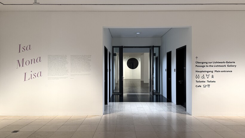 Langer, heller Museumsflur