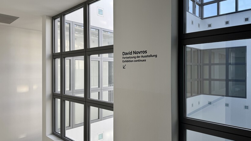 Modernes Treppenhaus mit großen Rahmen-Fenstern und natürlichem Lichteinfall