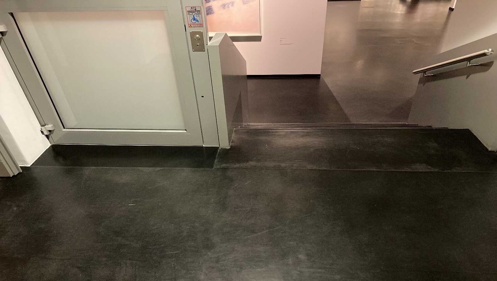 Zugang zur Ausstellung über die Treppe