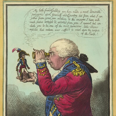 Historische Karikatur eines dickleibigen Mannes in roter Jacke von hinten, der eine kleine Figur betrachtet