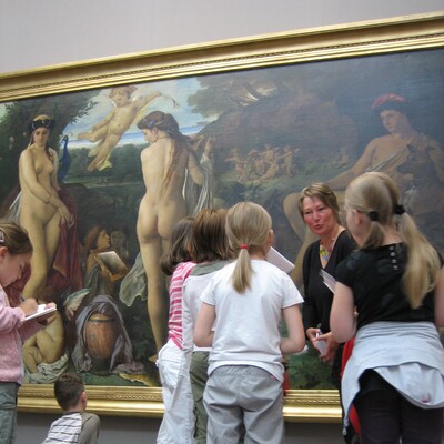 Kinder betrachten ein großes Gemälde von Anselm Feuerbach mit mythologischen Figuren in einem Museum, Das Urteil des Paris