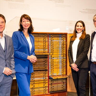 Alexander Klar, Annabelle Görgen-Lammers, Dorit und Alexander Otto (v.l.n.r.) mit einem historischen Münzschrank © Hamburger Kunsthalle Foto: Romanus Fuhrmann