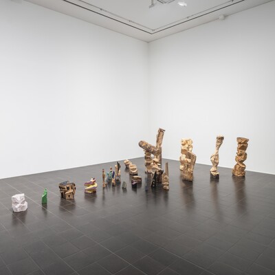 A. R. Penck (1939–2017)  35 Skulpturen, »Mit roter Axt gegen Holz! Modell für Strategie!!«, 1979 (Ausschnitt) Hamburger Kunsthalle. Schenkung von Susanne & Michael Liebelt 2025 © Hamburger Kunsthalle / bpk © VG Bild-Kunst, Bonn 2025 Foto: Fred Dott