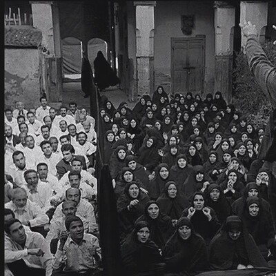 Shirin Neshat (*1957), Fervor, 2000, S/W; Ton , Digibeta, 10:11 min, Dauerleihgabe der F. und W. Stiftung für zeitgenössische Kunst in der Hamburger Kunsthalle