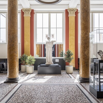 Ausstellungsansicht SKULPTURAL. Die neuen Galerien, Hamburger Kunsthalle 2026. Skulptur: Universität Hamburg;  Picasso: Hamburger Kunsthalle / ARTOTHEK © Succession Picasso / VG Bild-Kunst, Bonn 2026