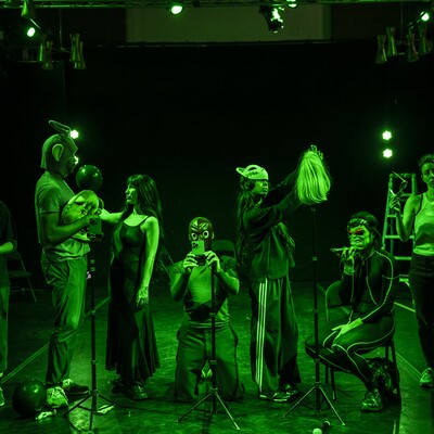 Performance- Foto von Raja Feather Kelly | the feath3r theory DOOMERS, 2026, Live-Auftritt in grünem Bühnenlicht