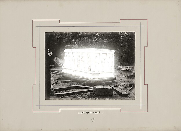 Akram Zaatari (*1966) Aus der Serie: An Extraordinary Event, 2018 Inkjet Print, in 8 Teilen, 44,6 x 35,7 x 3,5 cm Fotos basieren auf dem Abdul-Hamid-Album #91533 Courtesy of Rare Books Library, Istanbul University © Akram Zaatari