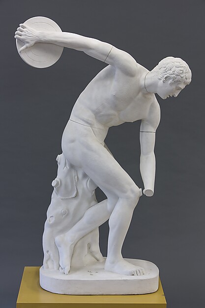 Griechische, weiße Gipsstatue eines Diskuswerfers in klassischer Wurfhaltung auf Sockel