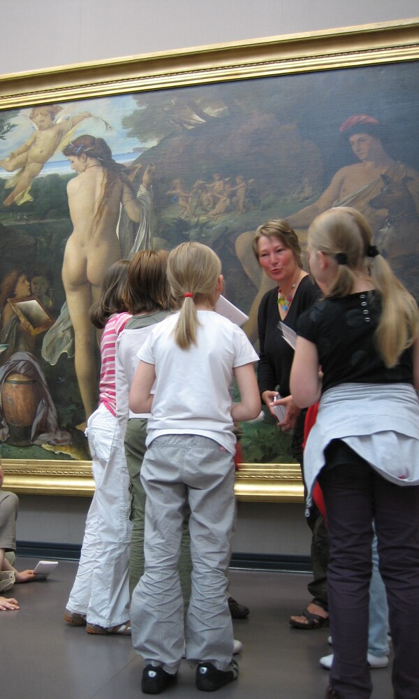 Kinder betrachten ein großes Gemälde von Anselm Feuerbach mit mythologischen Figuren in einem Museum, Das Urteil des Paris