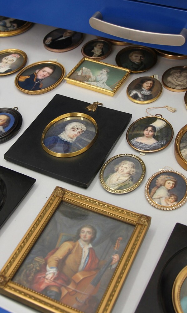 Ansicht geöffnete Schublade mit restaurierten Miniaturen © Hamburger Kunsthalle, Foto: Sabine Zorn