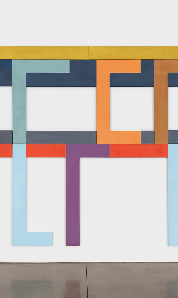 Abstraktes geometrisches Kunstwerk aus bunten rechteckigen Rahmen an weißer Wand